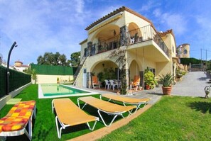 A two-story house with a balcony, a swimming pool, and outdoor seating. - Club Villamar - Cozy villa with saltwater pool and panoramic views (Calonge)