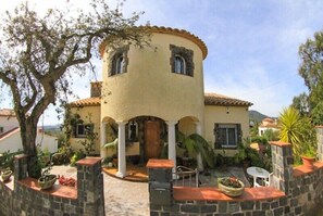 A round, two-story building with a tiled roof and a central courtyard. - Club Villamar - Cozy villa with saltwater pool and panoramic views (Calonge)