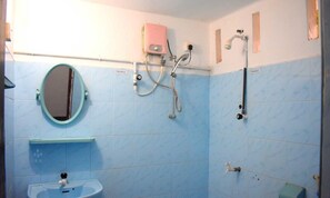 Executive Double or Twin Room | Bathroom