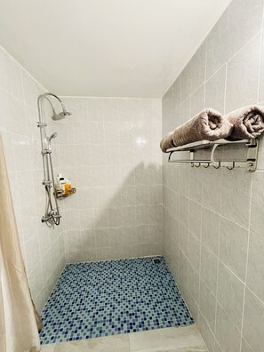 Shower, hair dryer, towels, soap - Magnificent Studio in the heart of Papeete (Papeete)