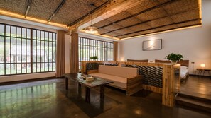 高级套房, 2 张双人床 | 1 多间卧室、特色装修、特色家居、办公桌