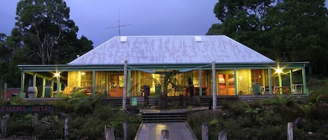 Voorkant accommodatie - avond/nacht