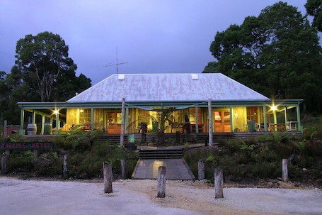 Façade de l’hébergement - soirée/nuit. Corinna Wilderness Village