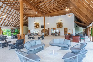 3 barer/lounger, bar ved poolen