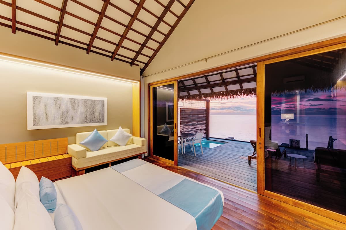 Sunset Water bungalow | Een minibar, een kluis op de kamer, een bureau, verduisterende gordijnen