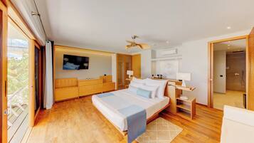 Ein modernes Schlafzimmer mit einem großen Bett, Holzböden, einem Deckenventilator, einem Fernseher und einem Balkon.