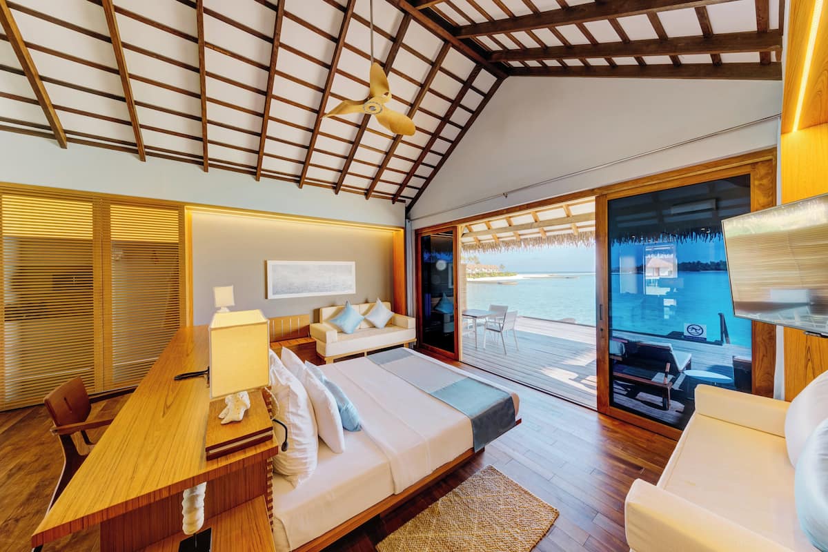 Water Bungalow | Minibar, safe på rommet, skrivebord og blendingsgardiner