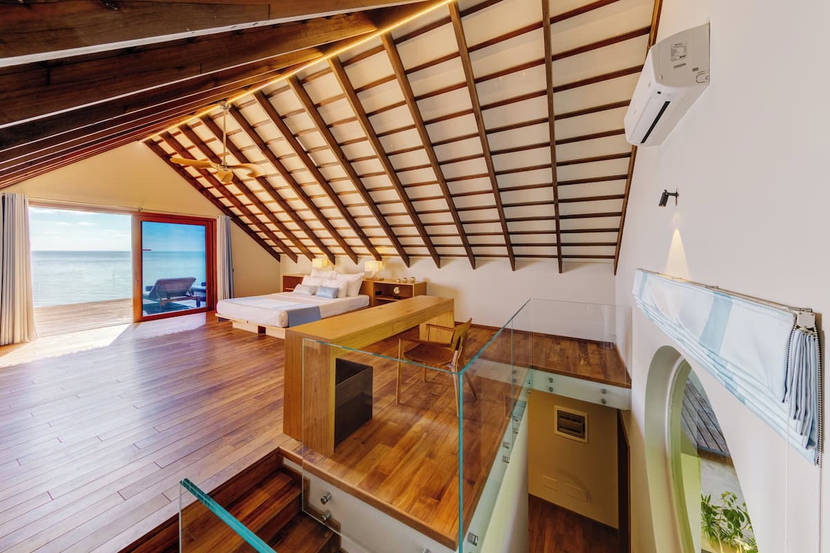 Superior Beach Loft | Een minibar, een kluis op de kamer, een bureau, verduisterende gordijnen