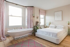 3 slaapkamers, een strijkplank/strijkijzer, gratis wifi, beddengoed