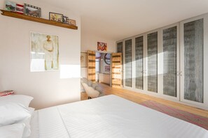 3 slaapkamers, een strijkplank/strijkijzer, gratis wifi, beddengoed