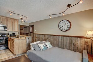 1 habitación, tabla de planchar con plancha, cuna de viaje y wifi