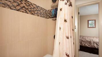 Bañera con ducha, secador de pelo, toallas