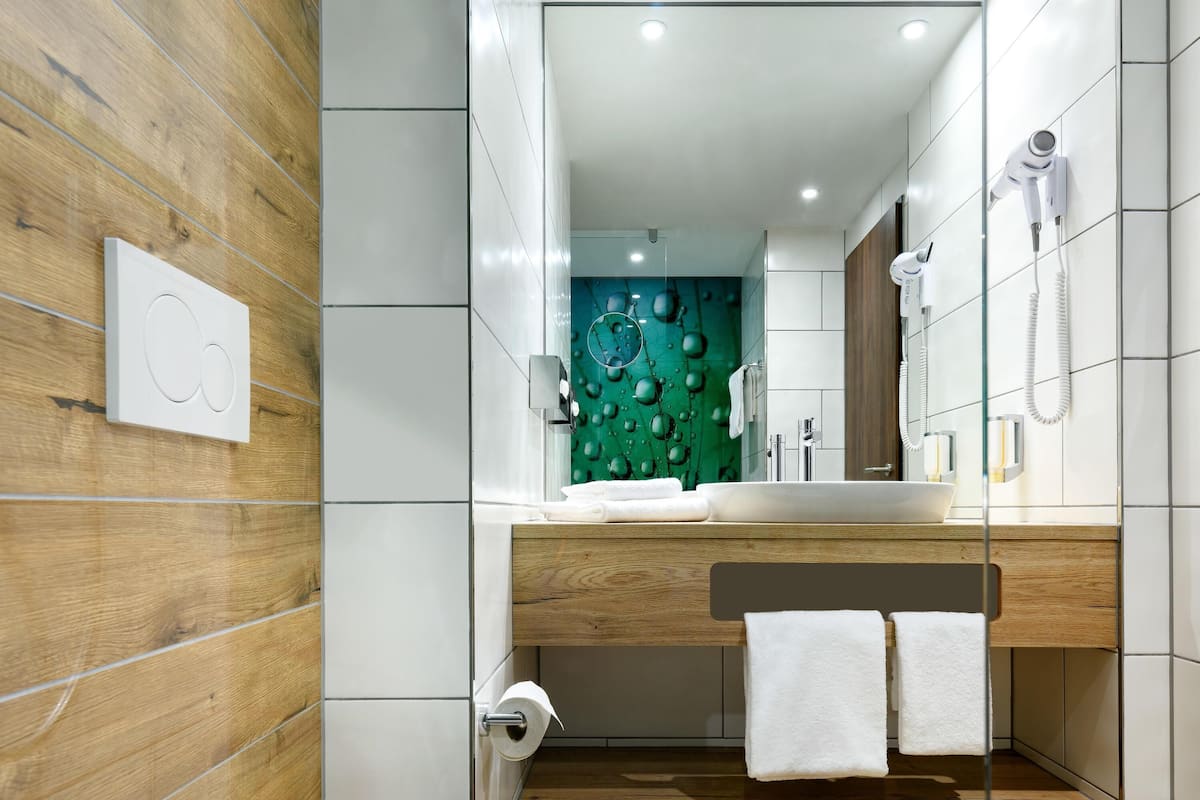 1 habitación, caja de seguridad en la habitación y escritorio