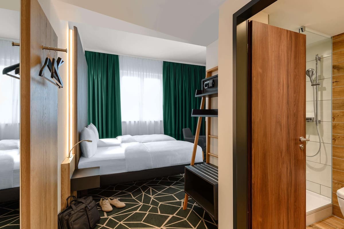 Standard Room, 2 Twin Beds | In-room safe, desk, blackout drapes, soundproofing