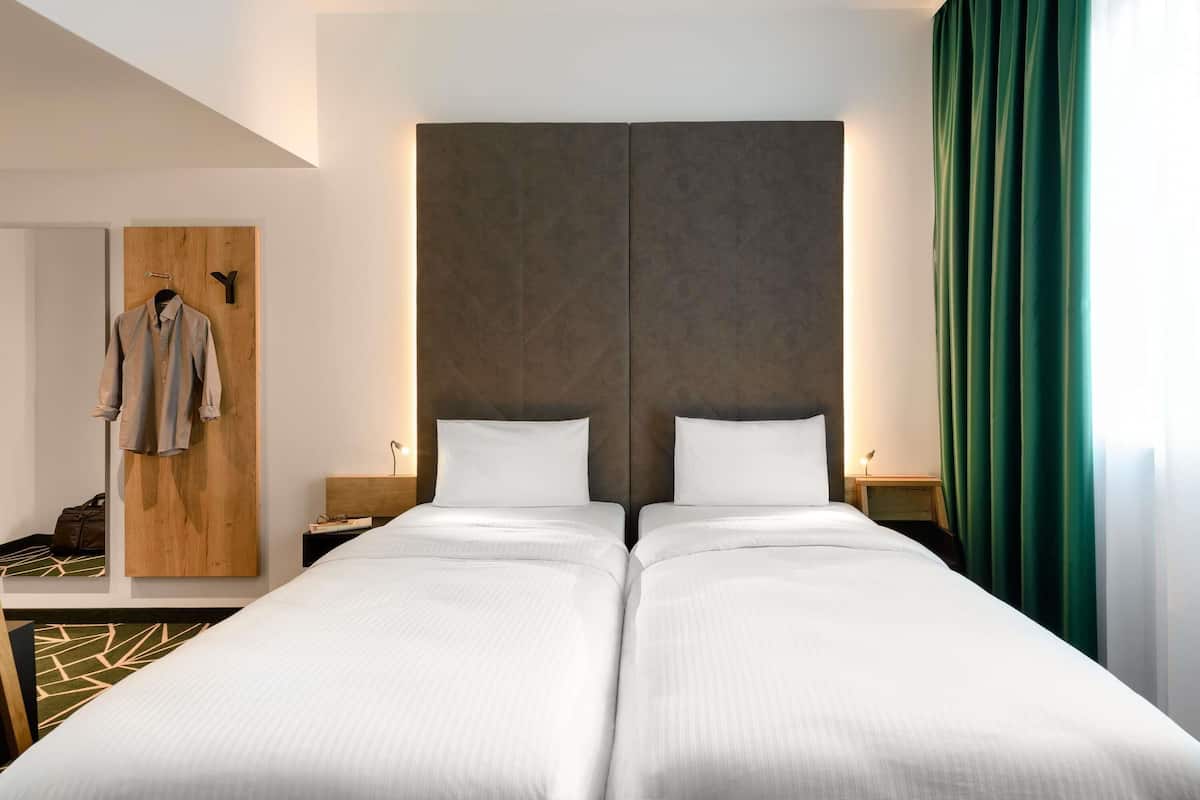 Caja de seguridad en la habitación, escritorio y cortinas blackout