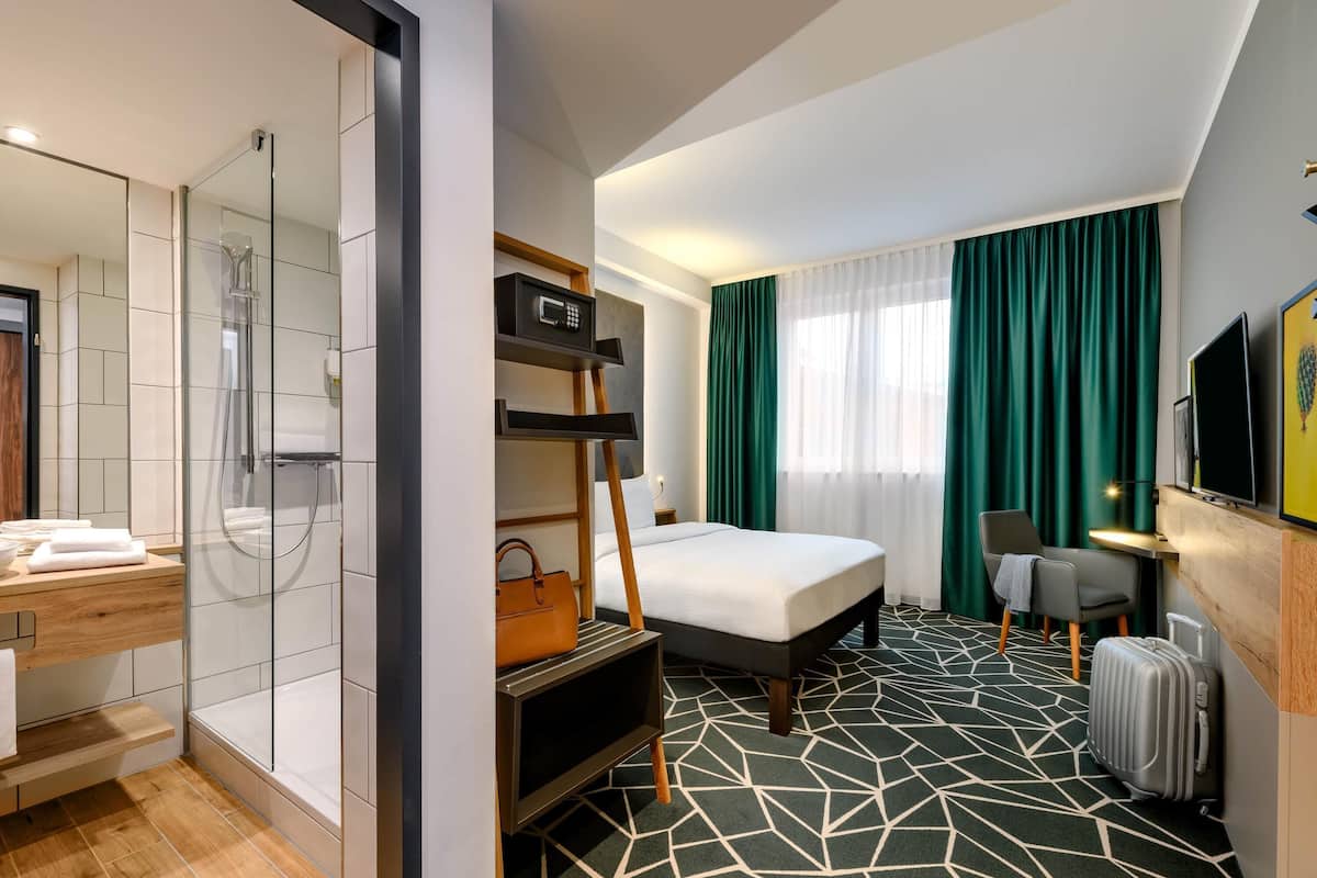 Standard Room, 1 Double Bed | 1 bedroom, in-room safe, desk, blackout drapes