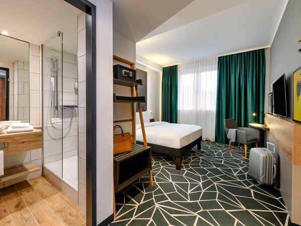 Standard Room, 1 Double Bed | In-room safe, desk, blackout curtains, soundproofing