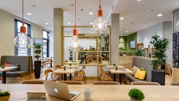 Daily continental breakfast (EUR 15 per person)
