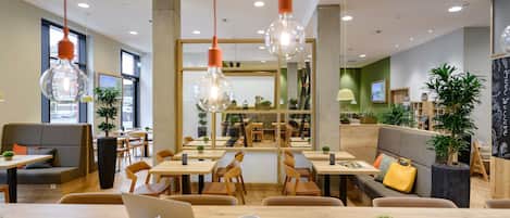 Desayuno continental diario (EUR 15 por persona)