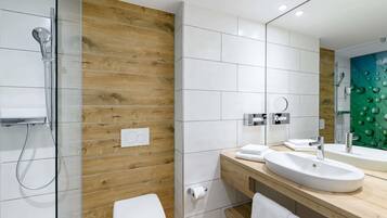 Zimmersafe, Schreibtisch, VerdunkelungsvorhÀnge, schallisolierte Zimmer