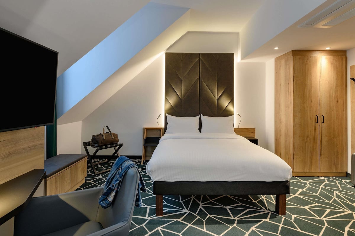 Caja de seguridad en la habitación, escritorio y cortinas blackout