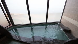 A pool with a clear view of the beach through large windows. - Sea Aiga Kaigetsu (Sumoto)