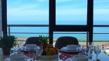 Apartemen Klasik, pemandangan laut | Ruang keluarga | TV LCD