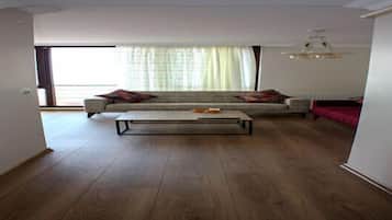 Classic-huoneisto, merinäköala | Oleskelualue | LCD-televisio