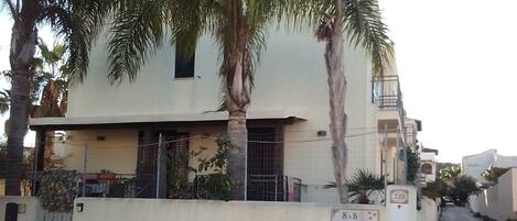 Vista frontal de la propiedad