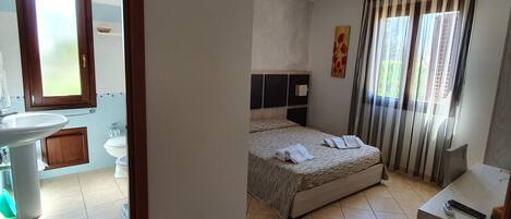 Dobbeltværelse - 1 queensize-seng | Minibar, skrivebord, gratis Wi-Fi, sengetøj