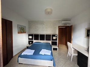 Quarto casal, 1 cama Queen | Frigobar, escrivaninha, Wi-Fi de cortesia, roupa de cama