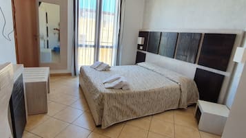 Double Room, 1 Queen Bed | Minibar, desk, free WiFi, bed sheets