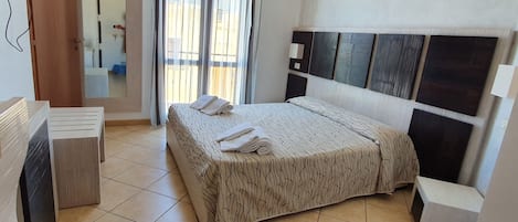 Chambre double, 1 grand lit | Minibar, bureau, accès au Wi-Fi (inclus), literie fournie