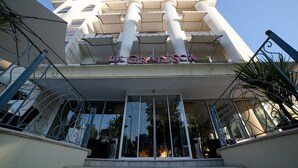 A building with a sign reading "LA GRADISCA". - Hotel Gradisca (Rimini)