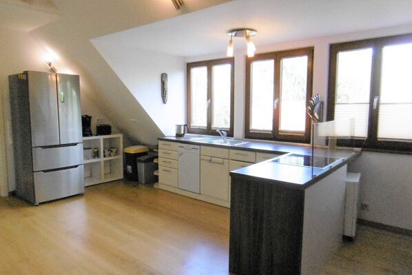 Kühlschrank, Mikrowelle, Ofen, Geschirrspüler