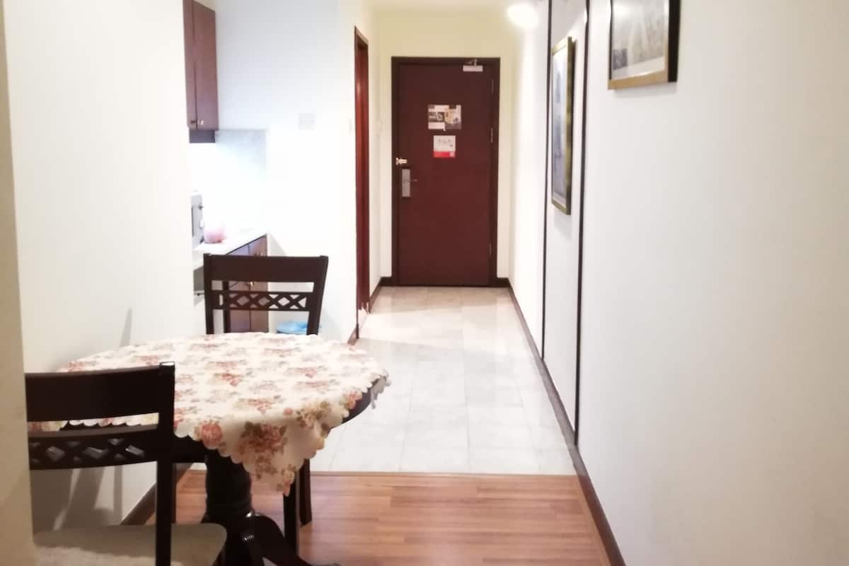 Suite estudio Premier, vista a la ciudad | Área de sala de estar | Reproductor de DVD
