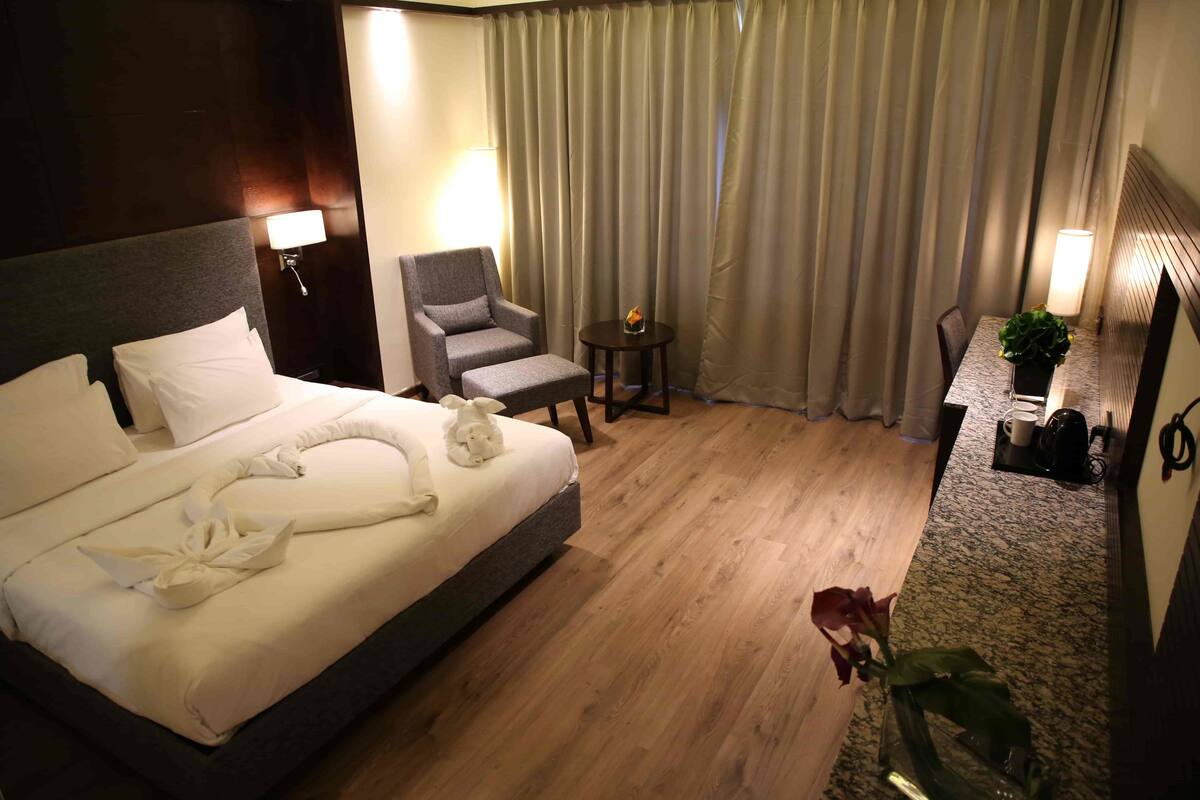 Chambre Premium, 1 lit double, non-fumeur, vue jardin | Salle de séjour
