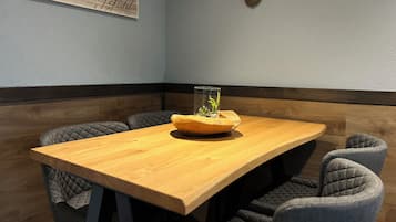 Apartment, 1 Schlafzimmer, Terrasse, Erdgeschoss | Essbereich im Zimmer