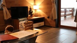 Căn hộ, 2 phòng ngủ, sân hiên, quang cảnh núi | Khu phòng khách