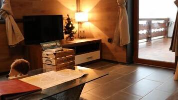 Departamento, 2 habitaciones, patio, vista a la montaña | Área de sala de estar | Smart TV de 43 pulgadas con canales vía satélite