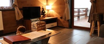 Apartamento, 2 habitaciones, patio, vistas a la montaña | Zona de estar | Smart TV de 43 pulgadas con canales por satélite