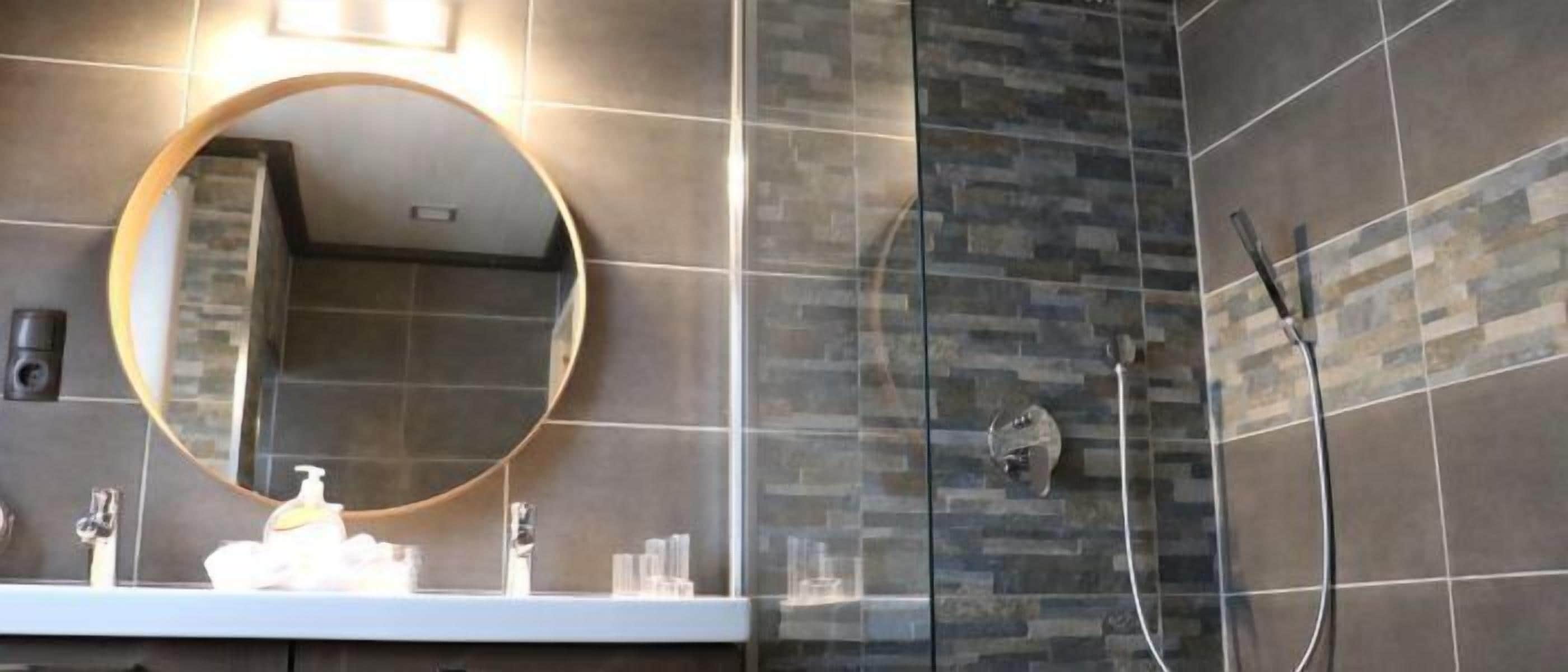 Apartment, 2 Schlafzimmer, Terrasse, Bergblick | Badezimmer | Duschwanne, Regendusche, Haartrockner, Handtücher