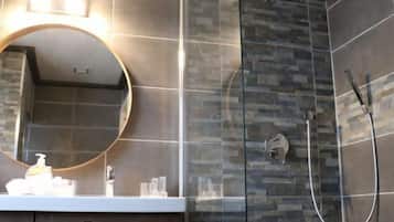 Apartment, 2 Schlafzimmer, Terrasse, Bergblick | Badezimmer | Duschwanne, Regendusche, Haartrockner, Handtücher