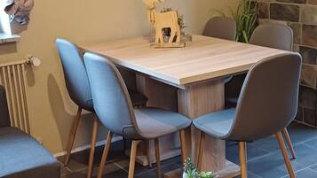 Standard-Apartment, 1 Schlafzimmer, Balkon, Bergblick (3) | Wohnbereich | 43-Zoll-Smart-TV mit Satellitenempfang