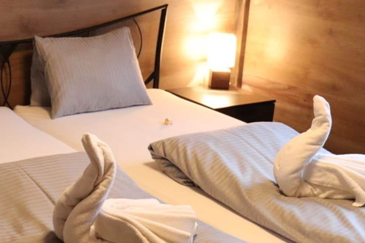Apartment, 2 Bedrooms, Patio, Mountain View | WiFi (free), bed sheets