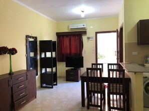 Appartement | Privékeuken | Een koelkast/vriezer, een magnetron, een oven