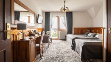 Minibar, Zimmersafe, Schreibtisch, laptopgeeigneter Arbeitsplatz