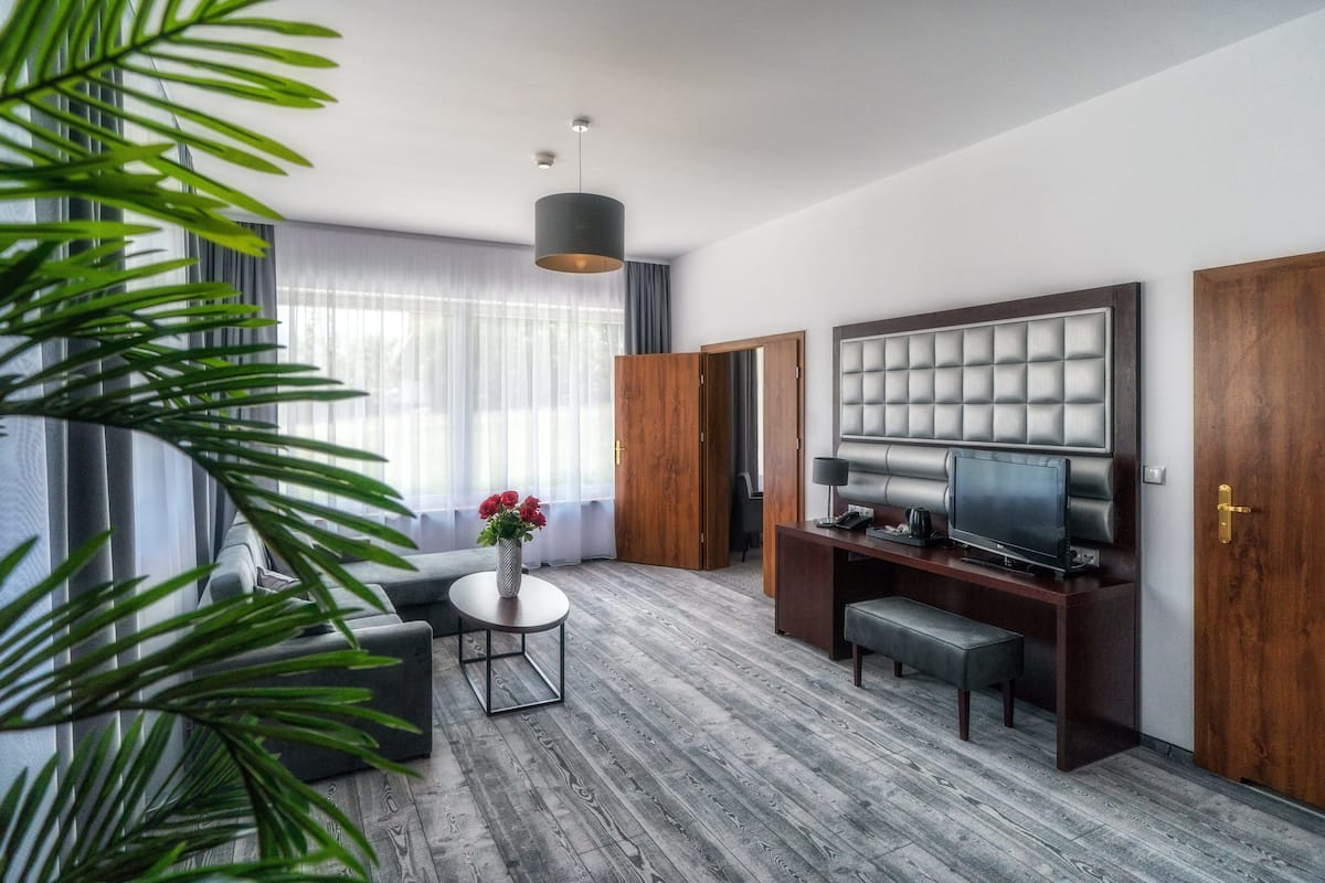 Exclusive Apartment, Mountain View | Minibar, in-room safe, desk, laptop workspace