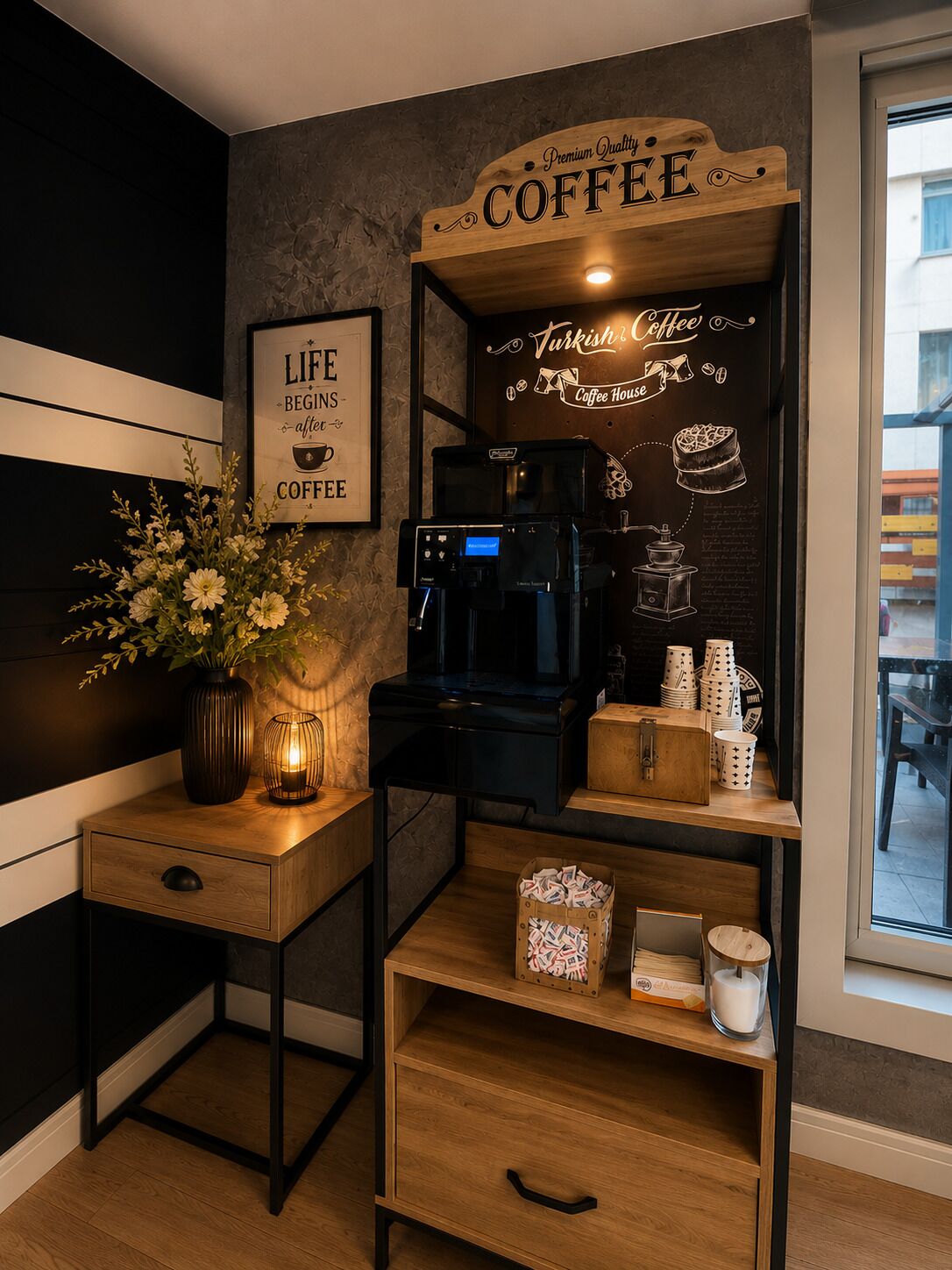 Estação de café com máquina de café, placa indicando café turco e placa com a frase 'a vida começa depois do café'.