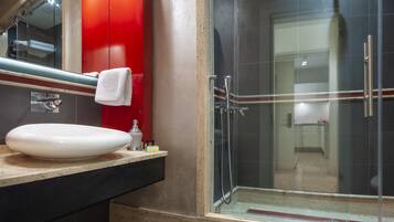Premium Apartment | Bathroom | Shower, rainfall showerhead, free toiletries, hair dryer